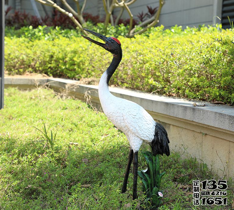 公園草地上一只站立的玻璃鋼仿真動物丹頂鶴雕塑