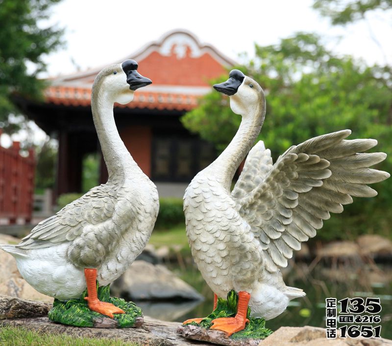 湖邊池塘邊游玩的玻璃鋼仿真動物天鵝雕塑