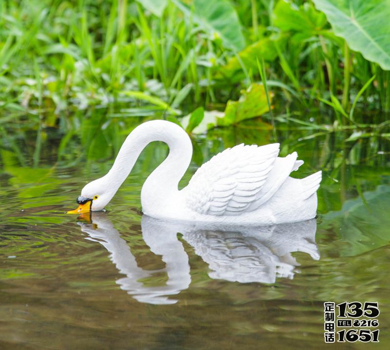 創意景觀池塘里覓食的仿真天鵝雕塑