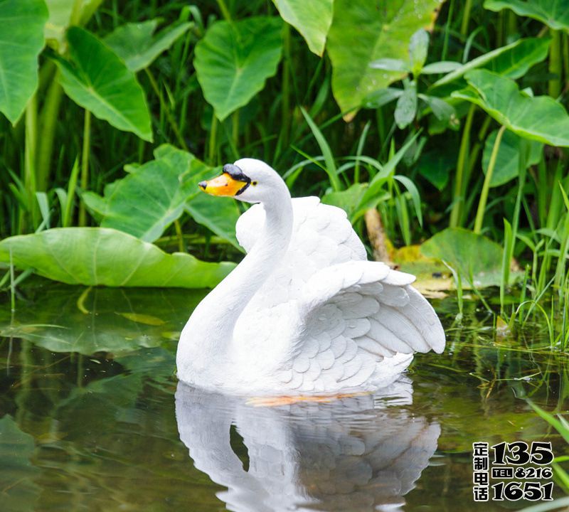 庭院水中嬉戲的玻璃鋼樹脂仿真天鵝雕塑