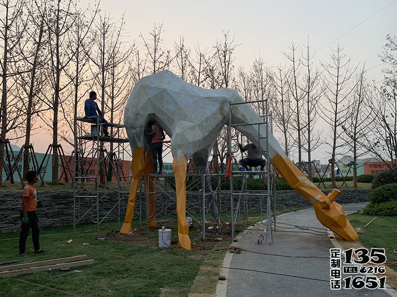 公園玻璃鋼幾何路邊低頭吃草的長頸鹿雕塑