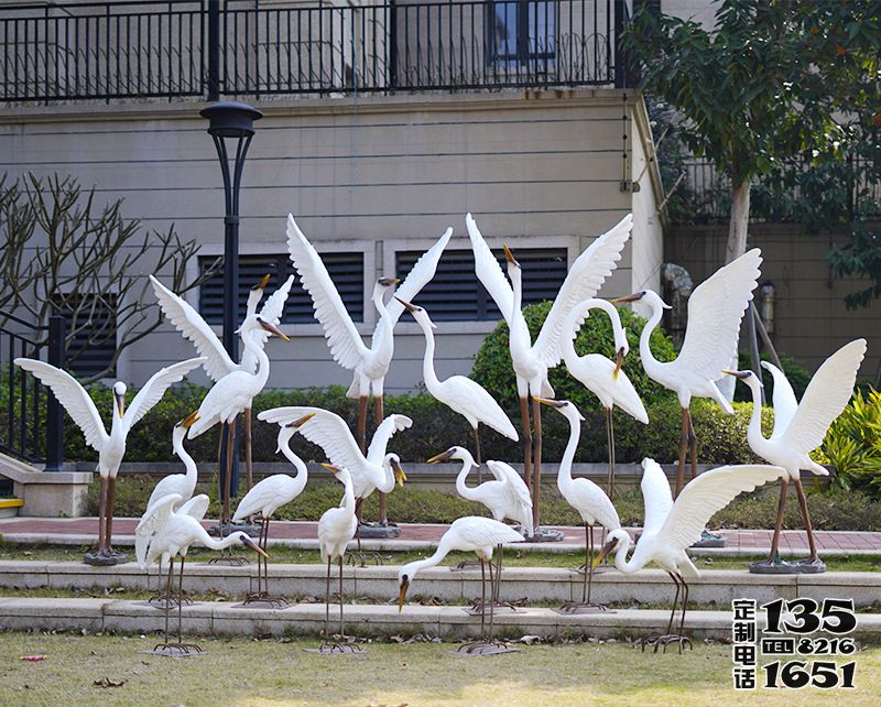 公園廣場(chǎng)一群玻璃鋼展翅的仿真動(dòng)物仙鶴雕塑